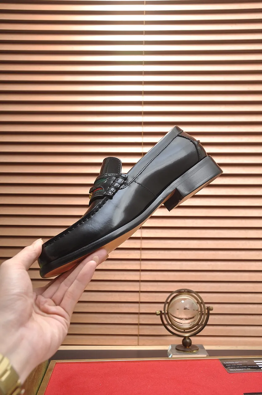 Men's shoes💰580💶Italy's top luxury men's shoe giant (GUCCI) (Gucci) (full cowhide lining) new arrival🍃Original European style🔰 Pleasant to the eye😍In order to make the shoes more durable and non-deformable🌀The production continues to follow traditional methods but there is still no lack of innovation💪Choose original sheepskin for the leather♻️ Smooth and natural And extra bright ⭐Made of imported cowhide, the first choice of rich people 38-45 (45 customized)